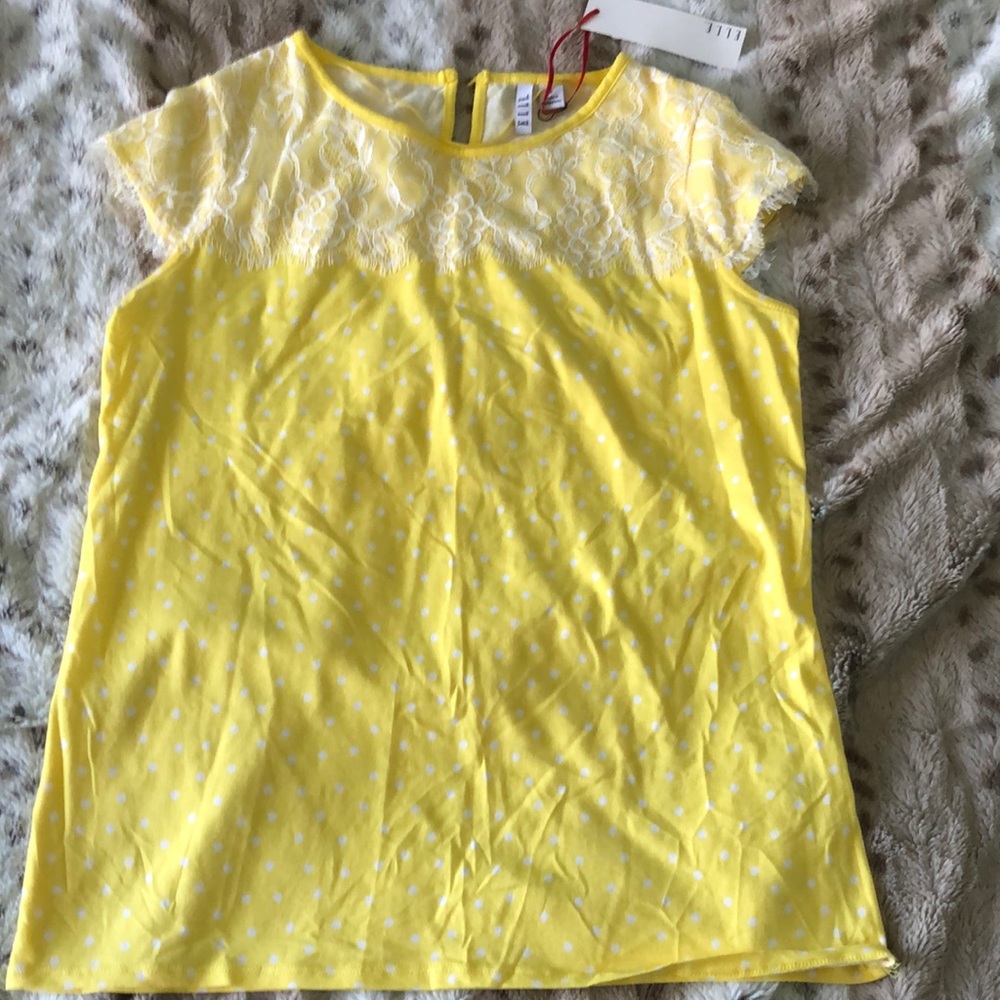 NWT Elle Lace Tee in Sunny Yellow ☀️
